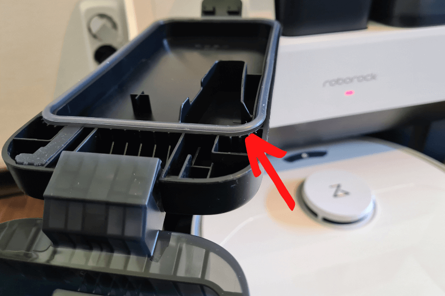 The thick rubber rim of the dirty water tank can be seen in the close-up view.